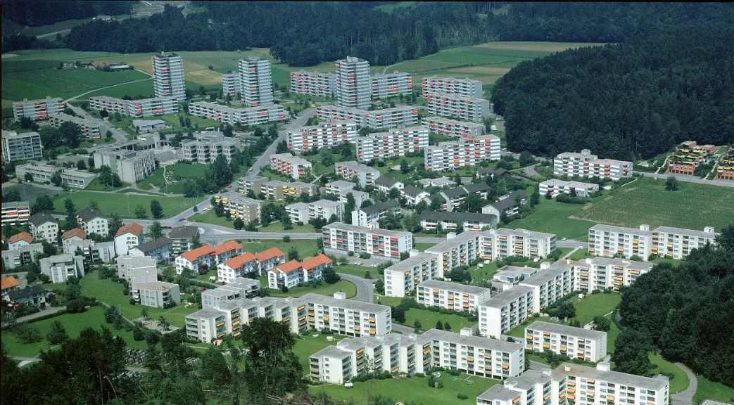 Man sieht eine alte Aufnahme eines Quartiers.